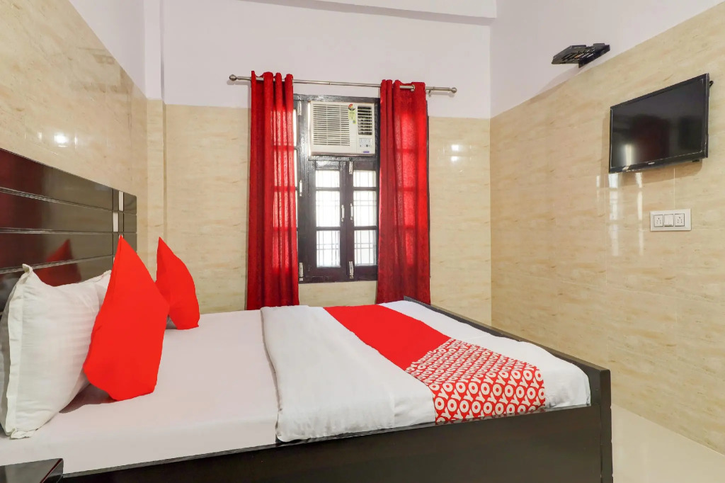 OYO 77297 Hotel Mauryans