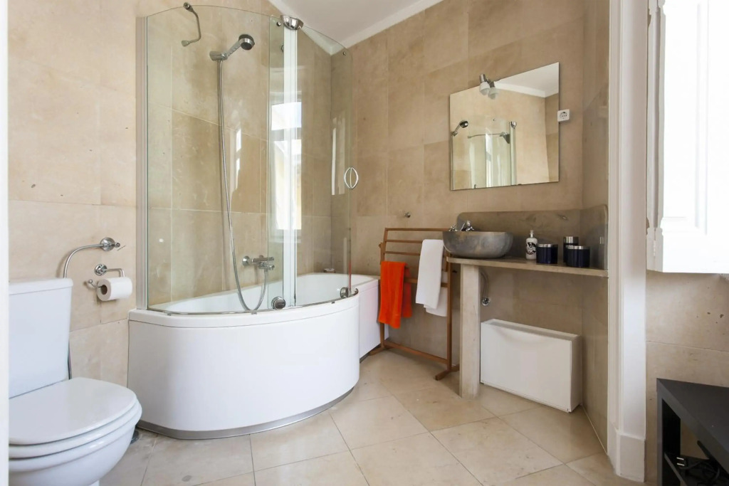 ALTIDO Spacious and bright 1-bed flat with city views in Lapa