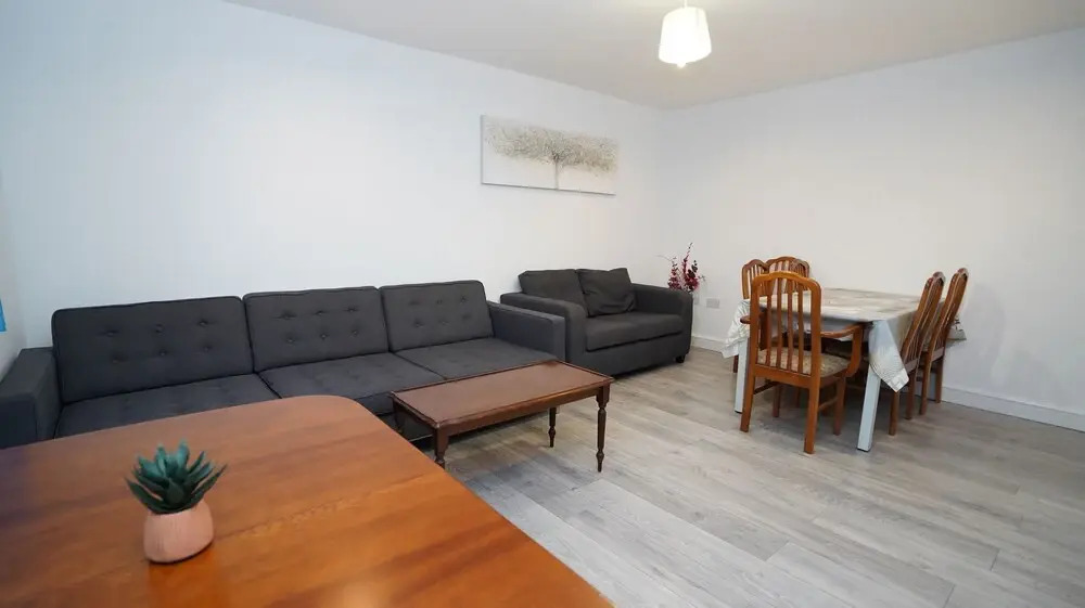 4Bed Spacious House Free Parking