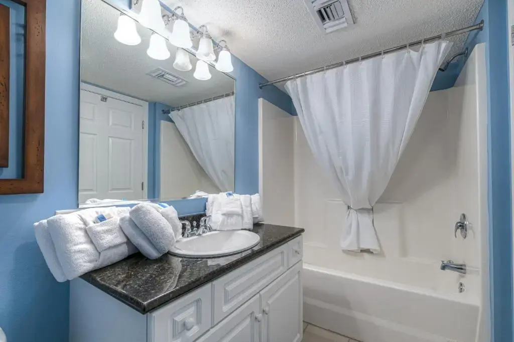 Yacht Club Villas #1-703
