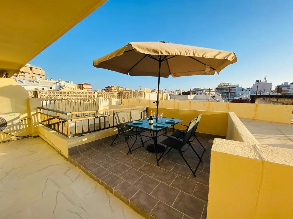 Fresh and Modern Delux Apartment in 1 min from the beach!