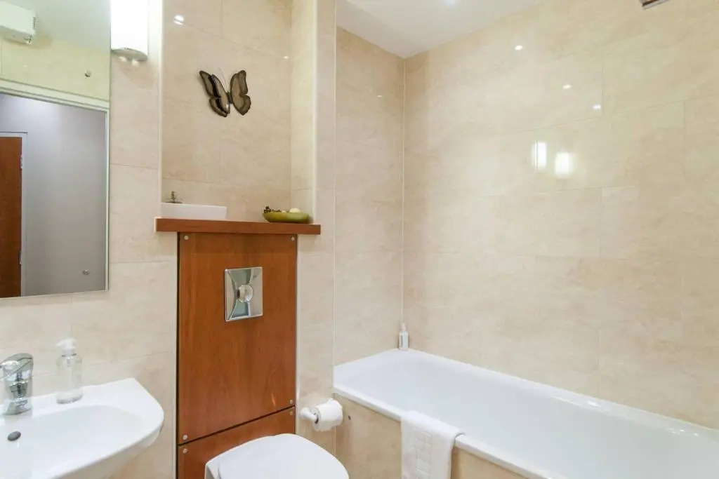 379 Luxury 3 Bedroom City Centre Apartment With Private Parking and Lovely Views Over Arthur s Seat