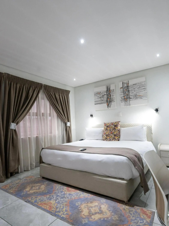 Отель ANEW Hotel & Convention Centre OR Tambo