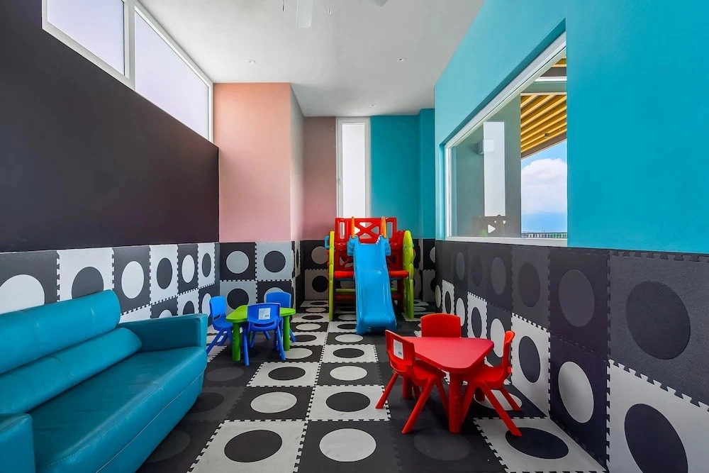 Modern Condo With Breathtaking Views, Infinity Pool, and en Suite Bedrooms