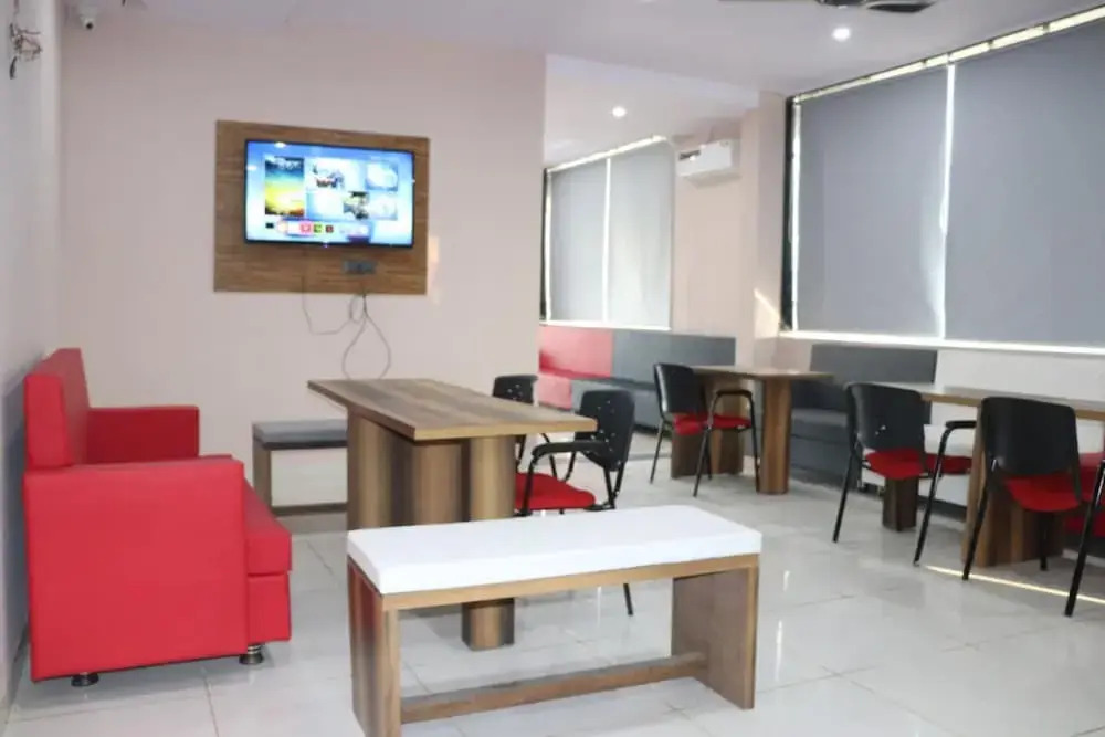 Goroomgo Pat Village Inn Indore