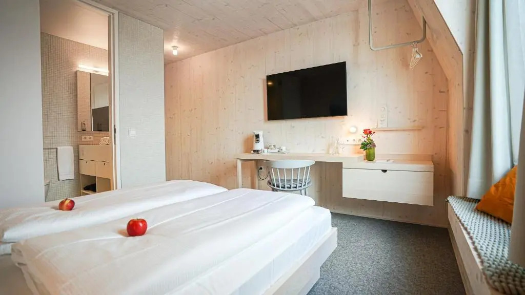Hotel Bergamo Modern & zentral in Ludwigsburg 24h Check in 3 Min zum Schloss nachhaltiges Hotel in Holzbauweise