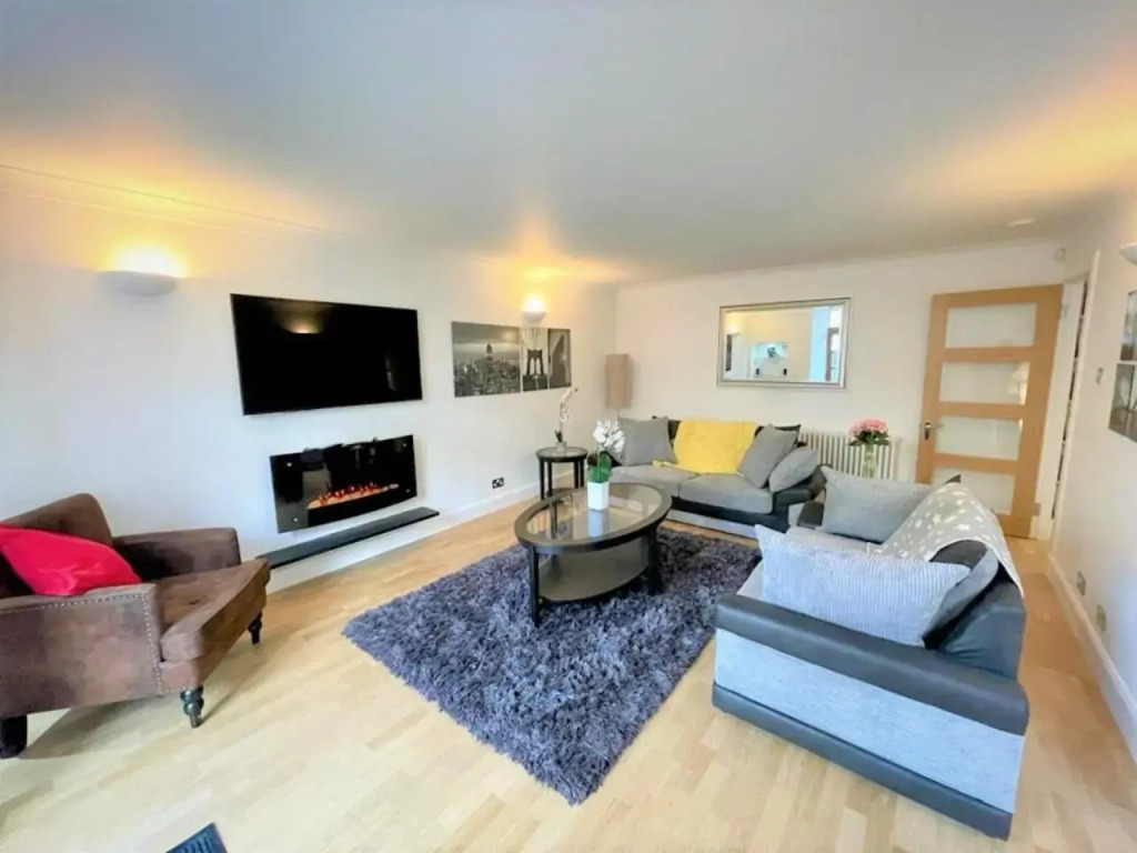 Elite 3 Bed New Town Apt with Private Walled Garden