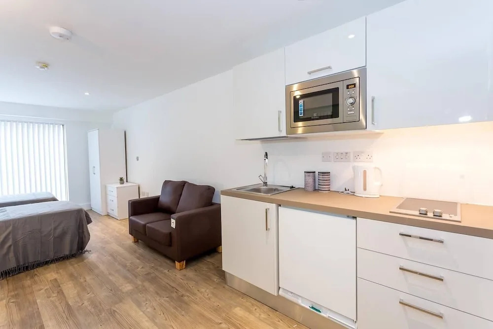 Spacious studio apartment in the heart of Oldham