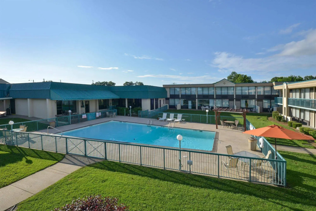Lamplighter Inn & Suites Pittsburg