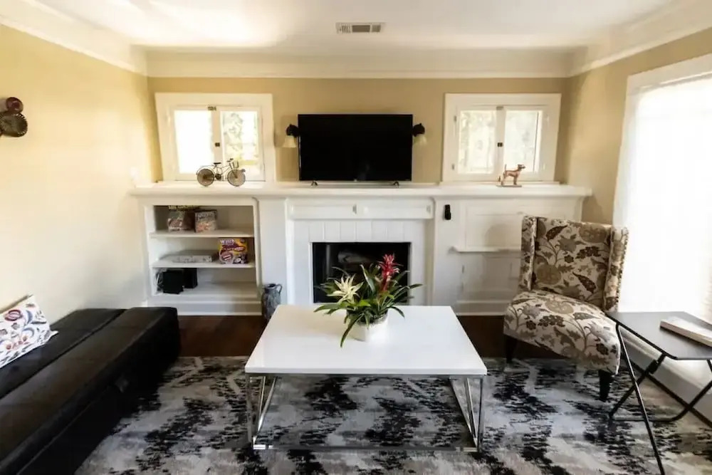 Updated 2BR House in Glendale With Private Fenced Yard Parking p2