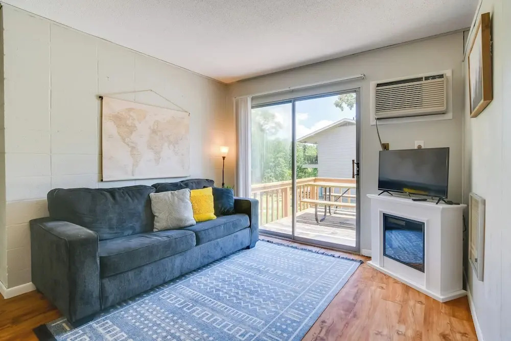 Lakefront Haven: Boat Slip, Deck & Community Pool!