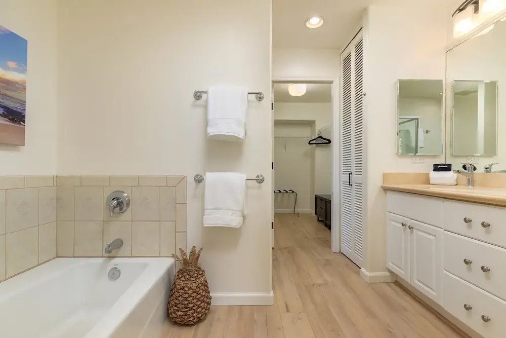 Beautiful Resort - AC - Walk to Beach & Restaurants - Vrkcv