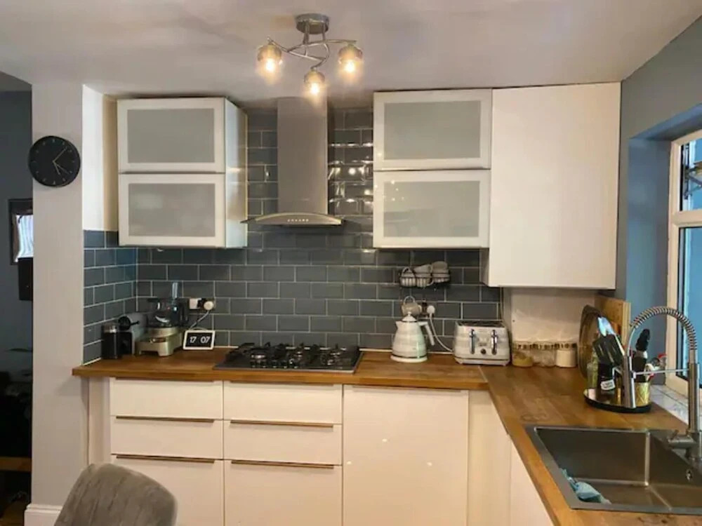 Modern 5 Bedroom Family House - 18 Mins to Station