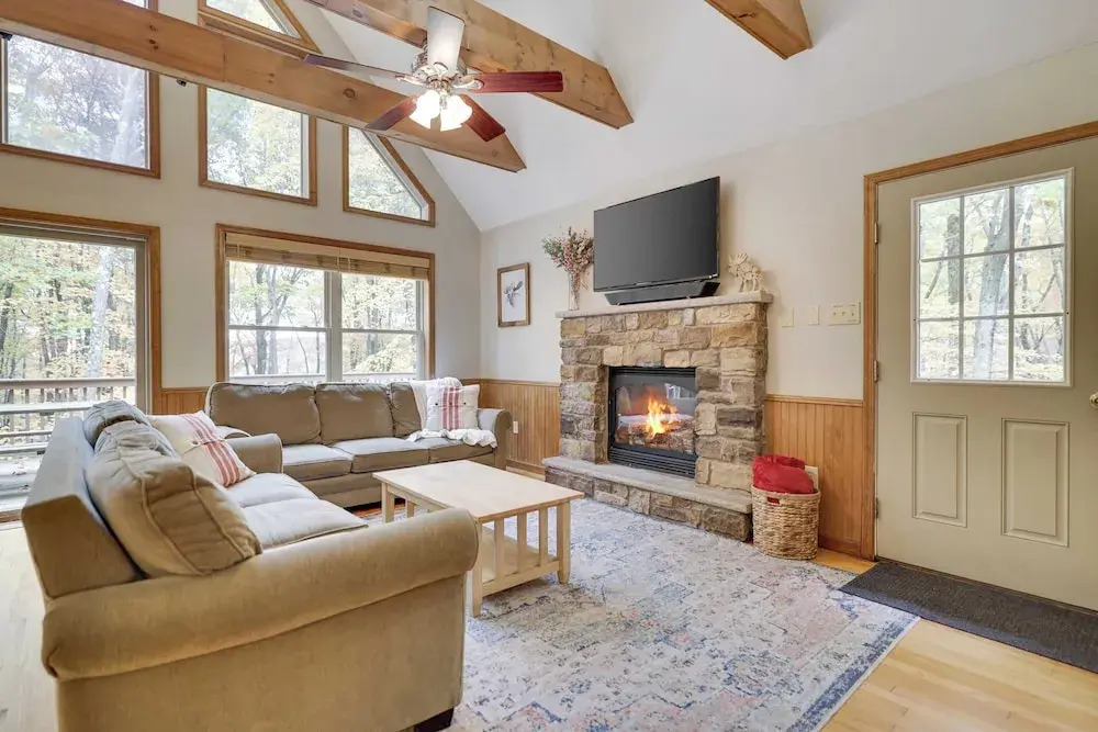 Woodland Oasis by Avantstay Hot Tub, Firepit, Walk to Lake