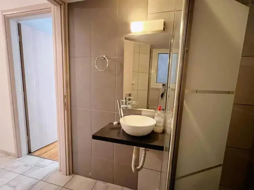 Stathmos Larissis A, a cozy 2BR Apartment, Clo...