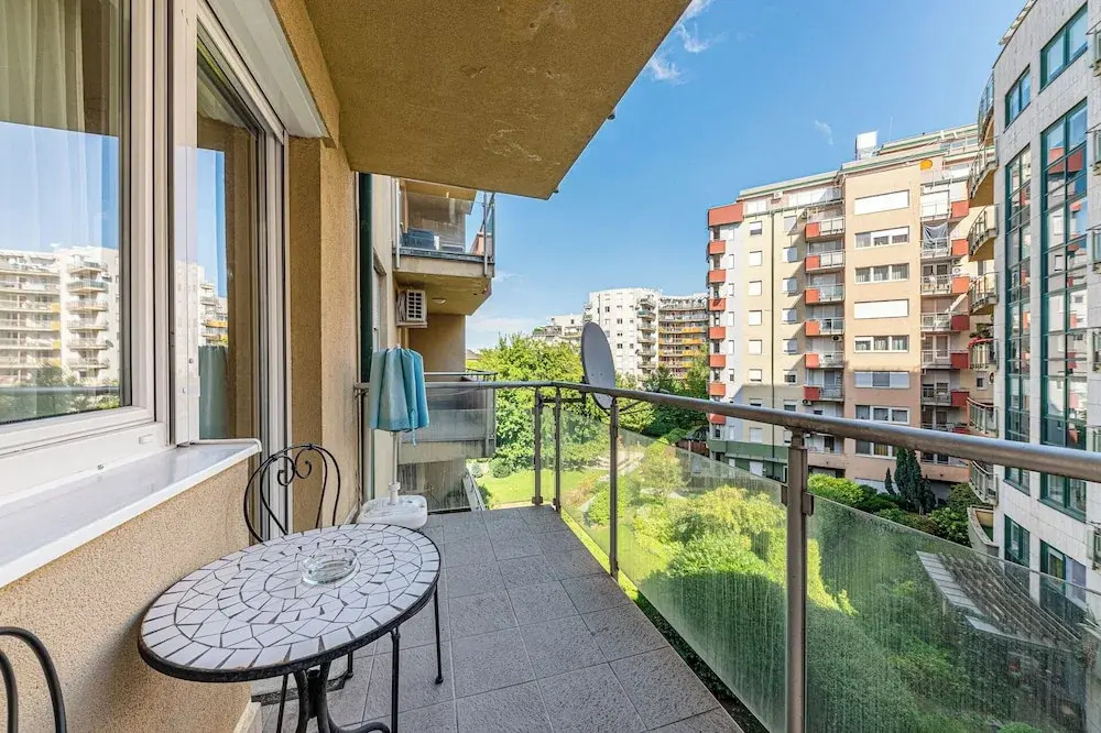 La Dolce Vita –Massage Shower Stay W/ Ac + Balcony