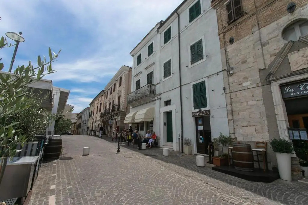 S190 - Sirolo, Trilocale in Piazza