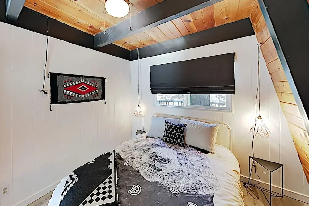 Rustic-chic Remodel W/ Fireplace, Deck & Hot Tub! 3 Bedroom Cabin