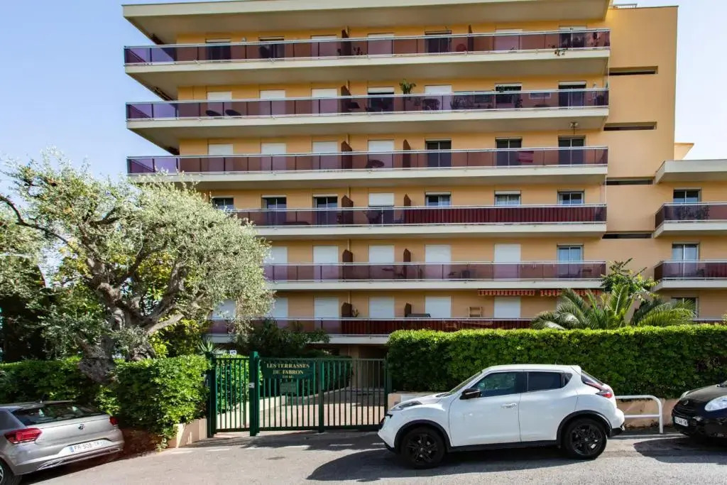 Nice Studio with balcony in quiet residence close to all amenities