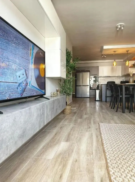 Modern 3BR Apt With Large Balcony