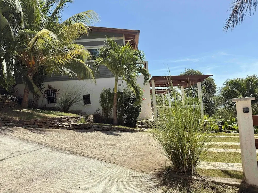 Roatan Infinity Pool and Ocean View Apartment