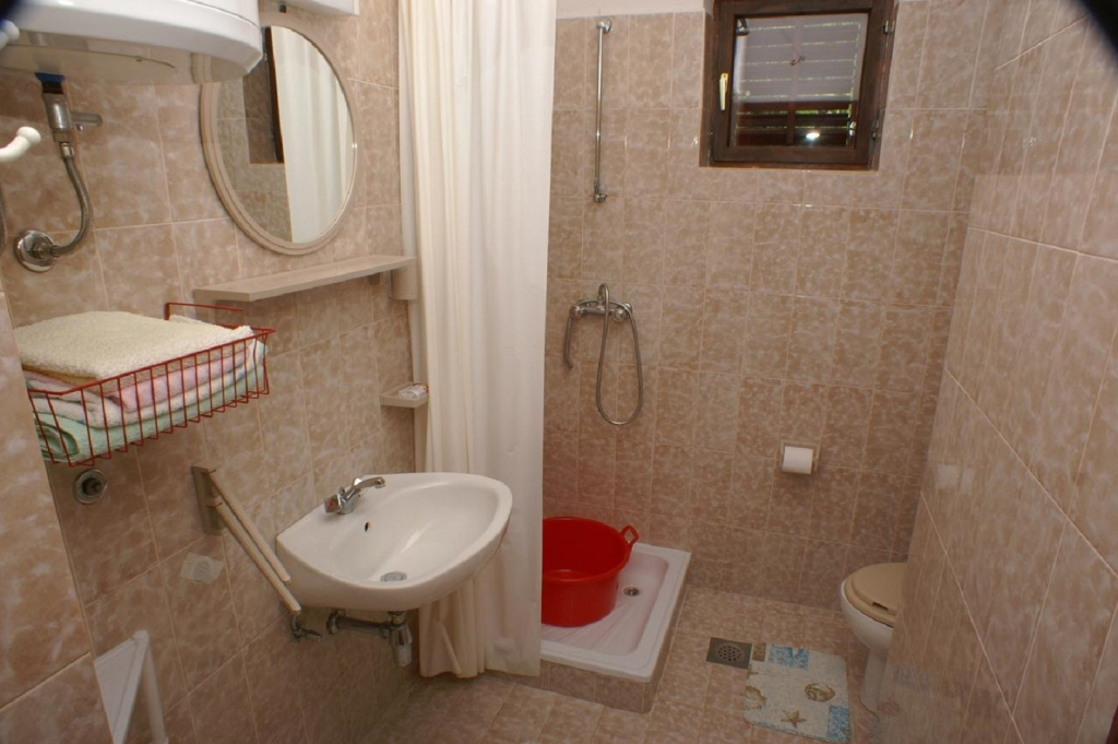 Apartment Niko - 50 m from pebble beach: A4 Pisak, Riviera Omis