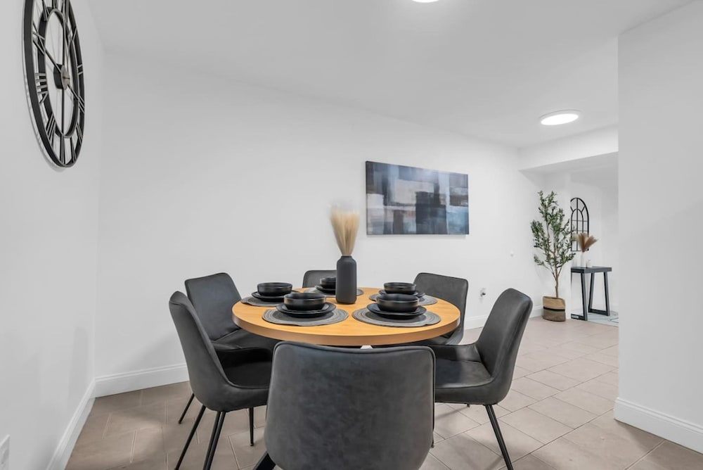 Fast Wifi Great WFH Budget 1BR Apt Near NYC EWR