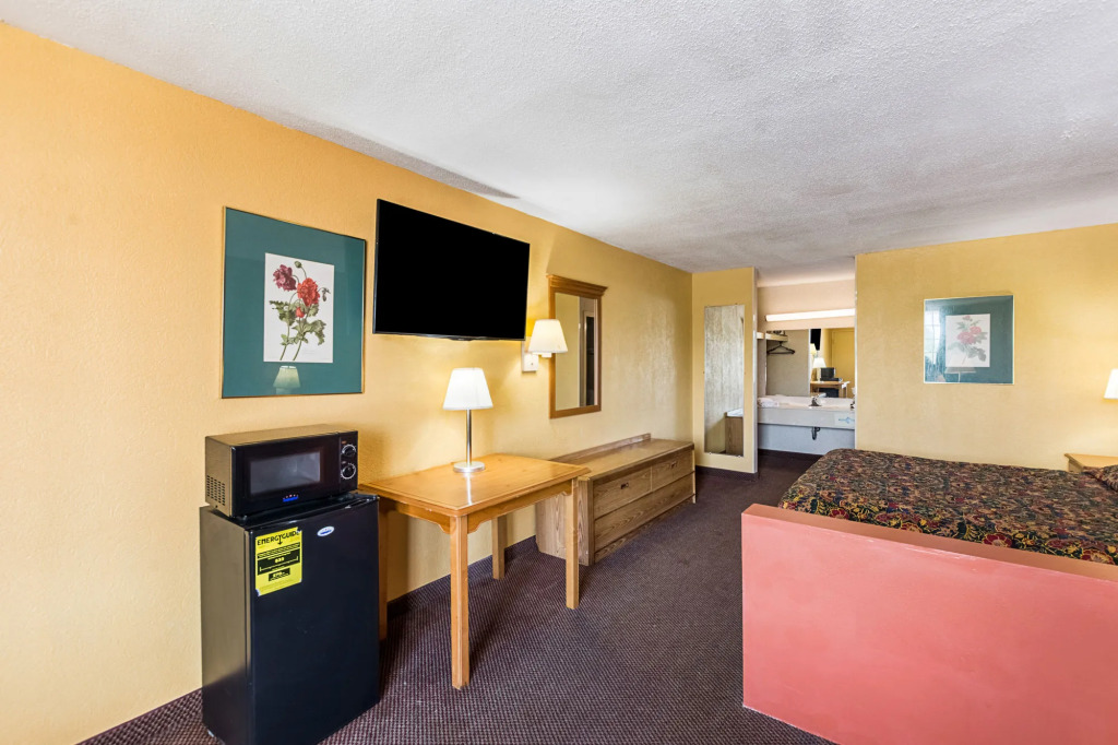 Rodeway Inn & Suites