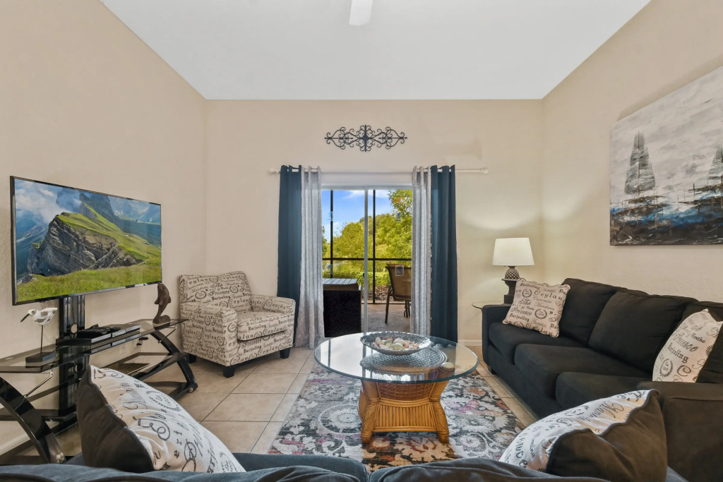 Ground floor unit lake view, best location, Davenport, US