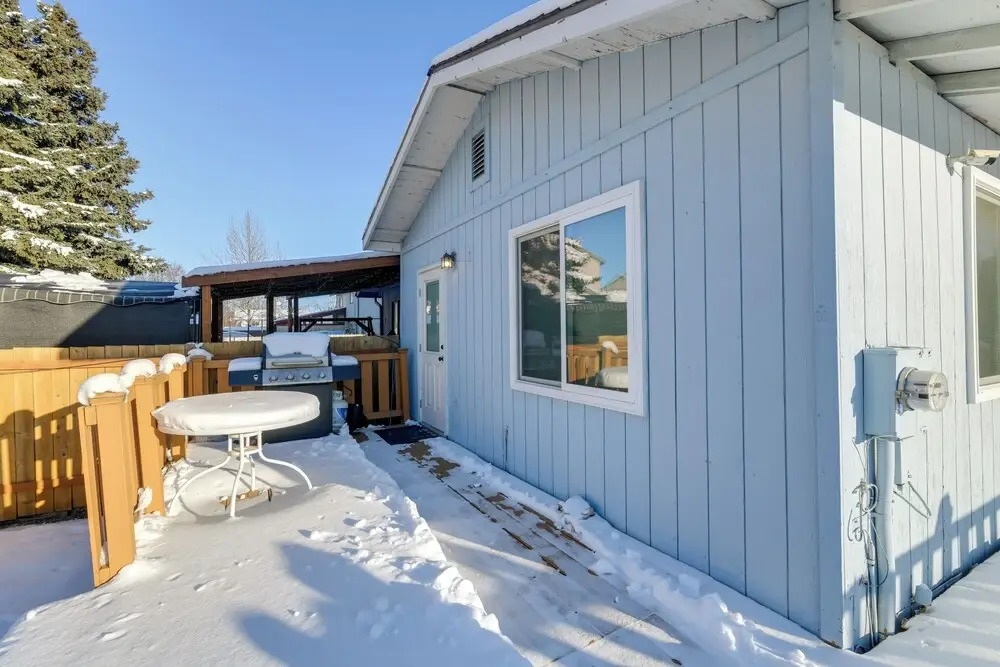 Updated Townhome: Near Airport & Shopping!