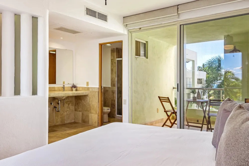 2nd-floor Condo With Private Balcony, On-site Pool & Billiards
