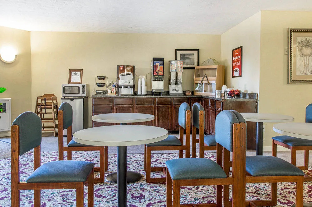 Econo Lodge Inn & Suites Groton