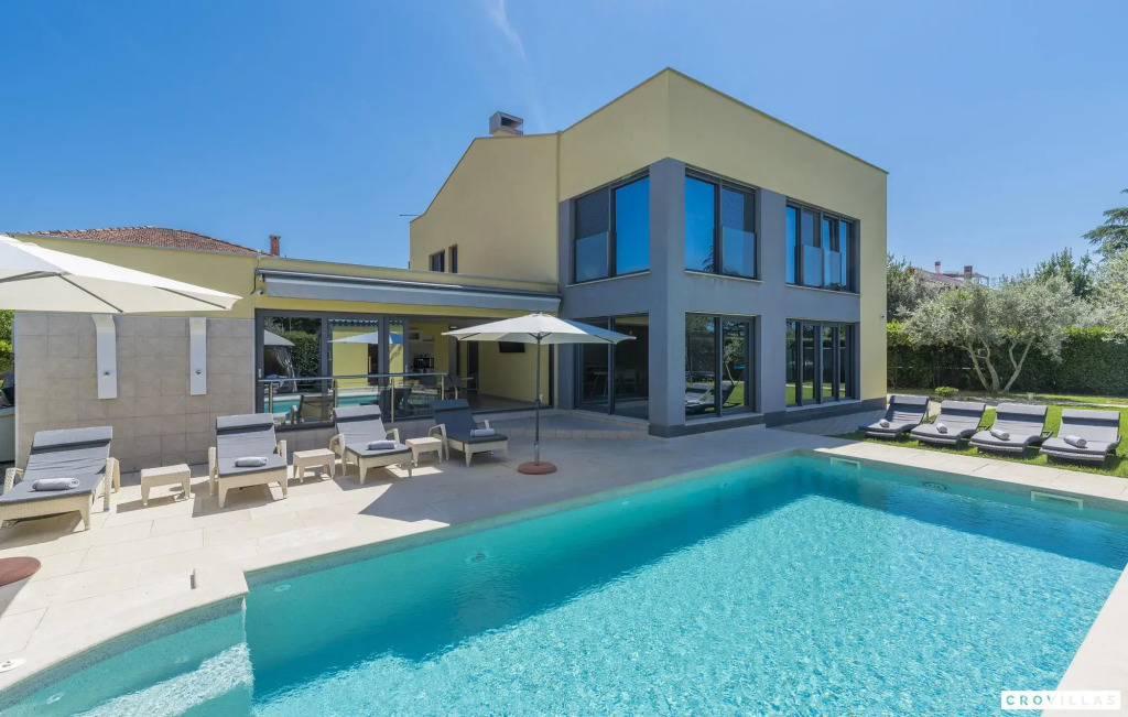 Happy in Fazana with 5 bedrooms and 1 bathrooms