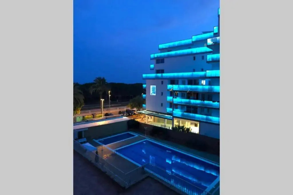 Apartamento frente al mar con piscina