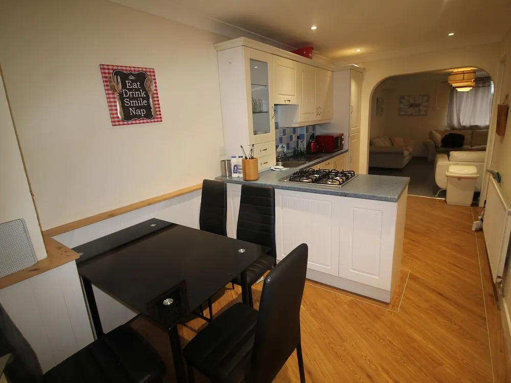 Tywn 2 Bed Apartment by Cardiff Holiday Homes
