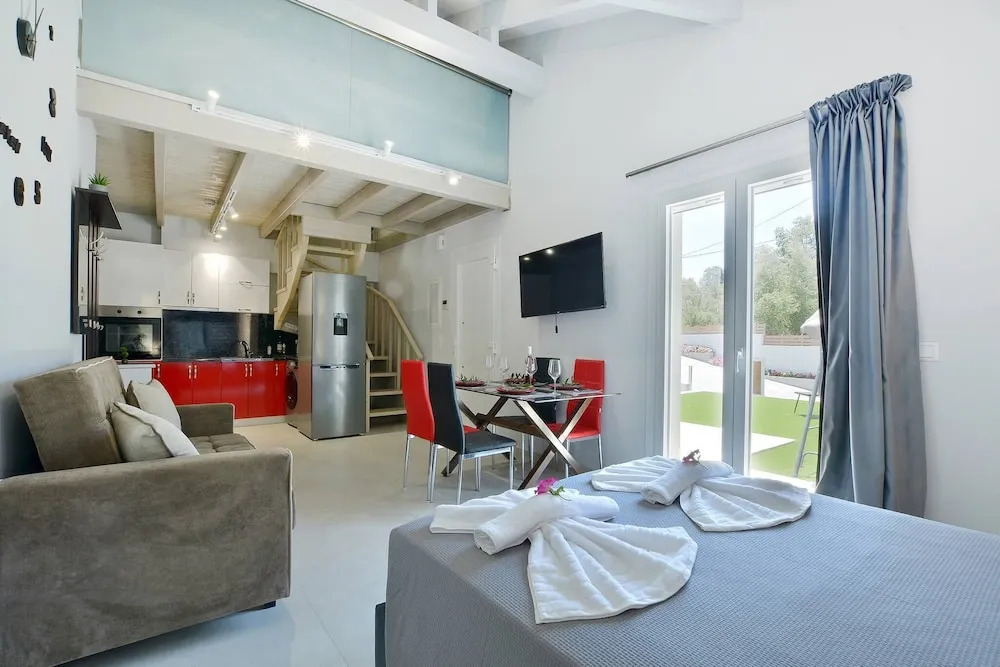 Villa Bratou Aqua Sleeps 4 with Garden