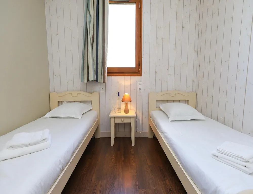 6-person Accessible Wooden Chalet