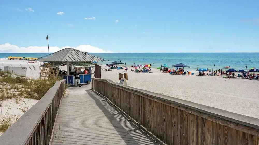 Spacious 3b/3b, Sleeps 6, Lakeview, Beach Access!