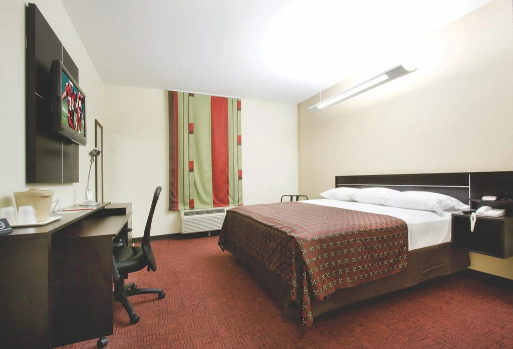 Red Roof Inn & Suites Beaumont