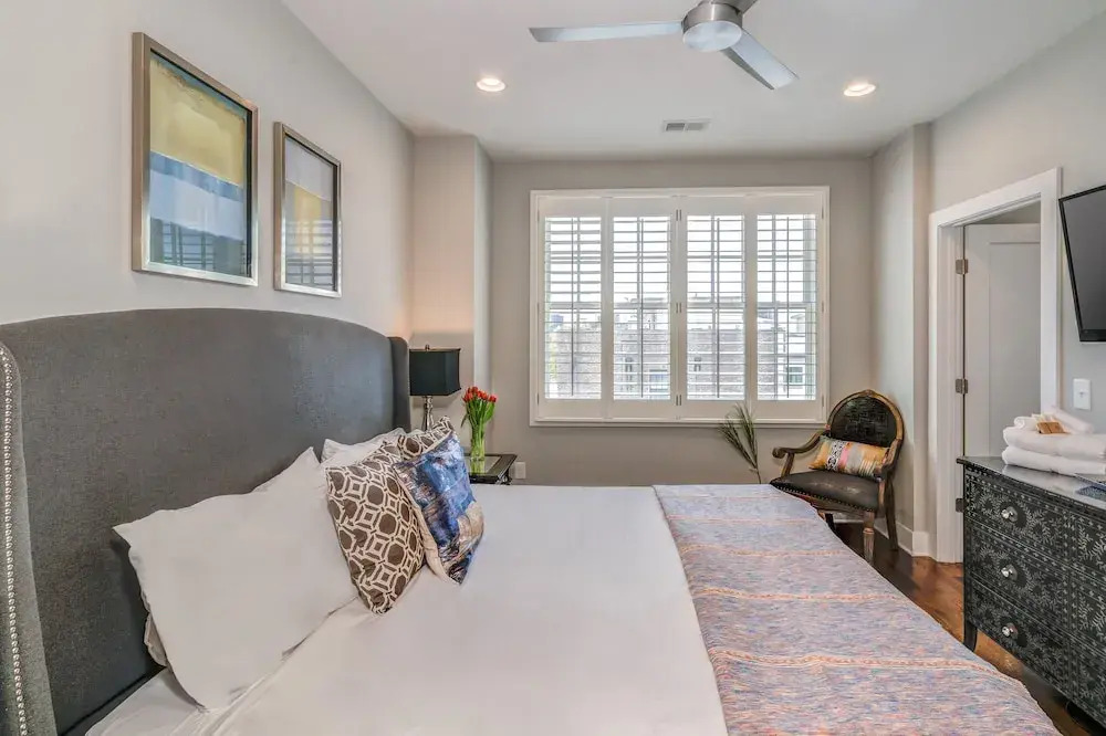 Skyline View - High-End Home, 2 Vibrant Districts by RedAwning