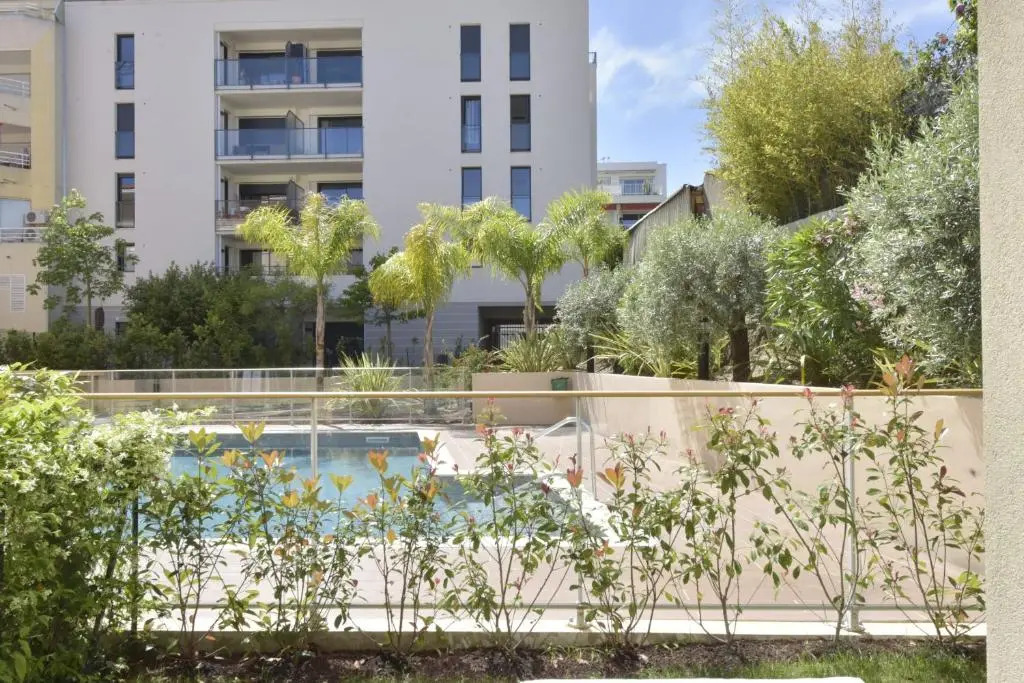 MODERN GARDEN-LEVEL APARTMENT 2 mn from the beaches !
