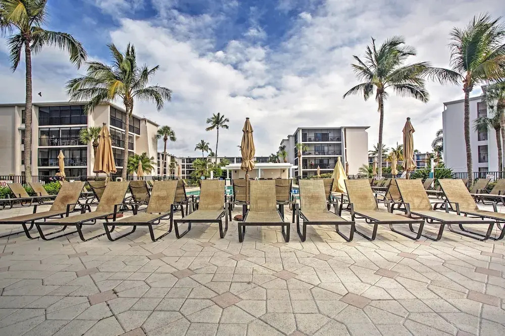 Sanibel Island Studio: Pool Access, Walk to Beach
