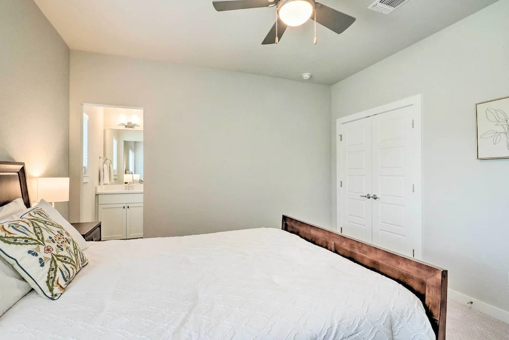 Gorgeous Georgetown Home, Walk to the Square!