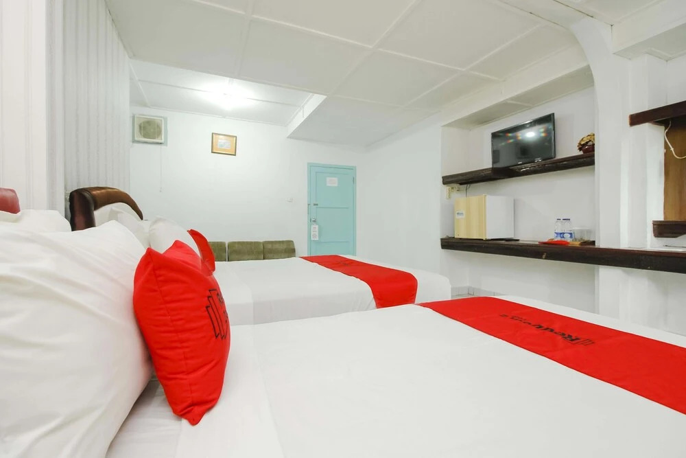 RedDoorz near Pelabuhan Tanjung Pandan Belitung