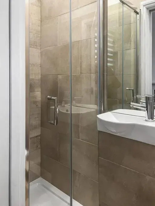 Bright and spacious 1-BDR flat w/ free parking