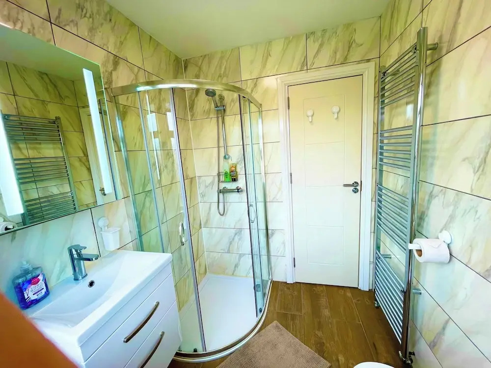 1 Bed Apartment - Sleeps 4 - Pets - Free Parking