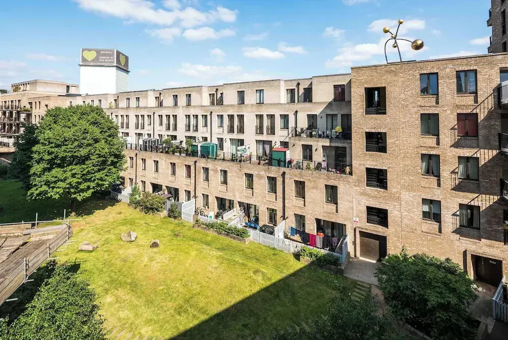 Shiny and Comfy stay with Underground links nearby!