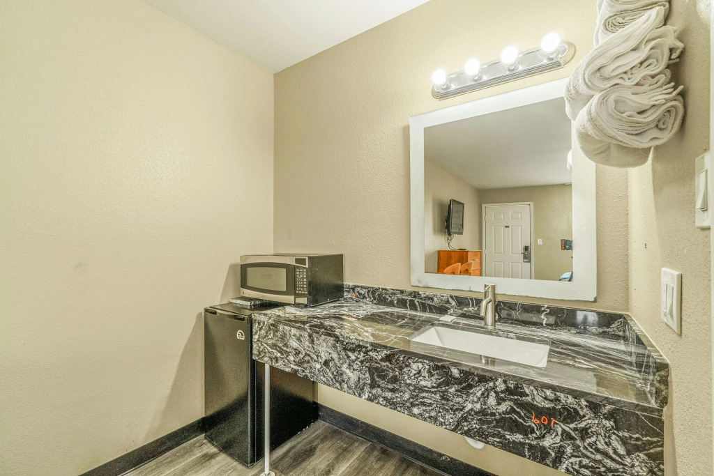 Regency Inn By OYO Rockdale TX