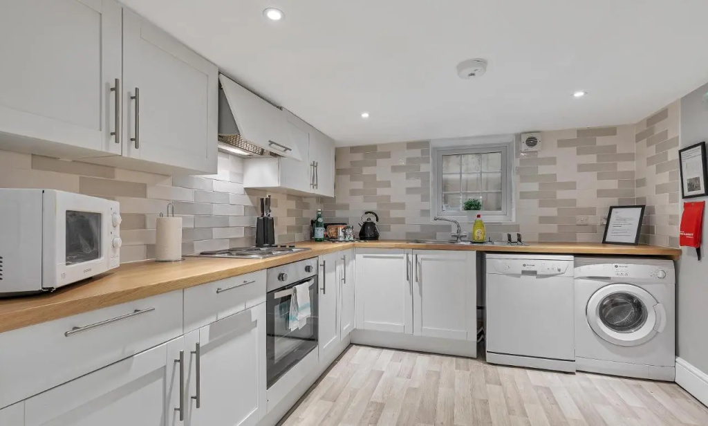 Central Pier Place | Large Group House | 20 metres from the Pier and beach
