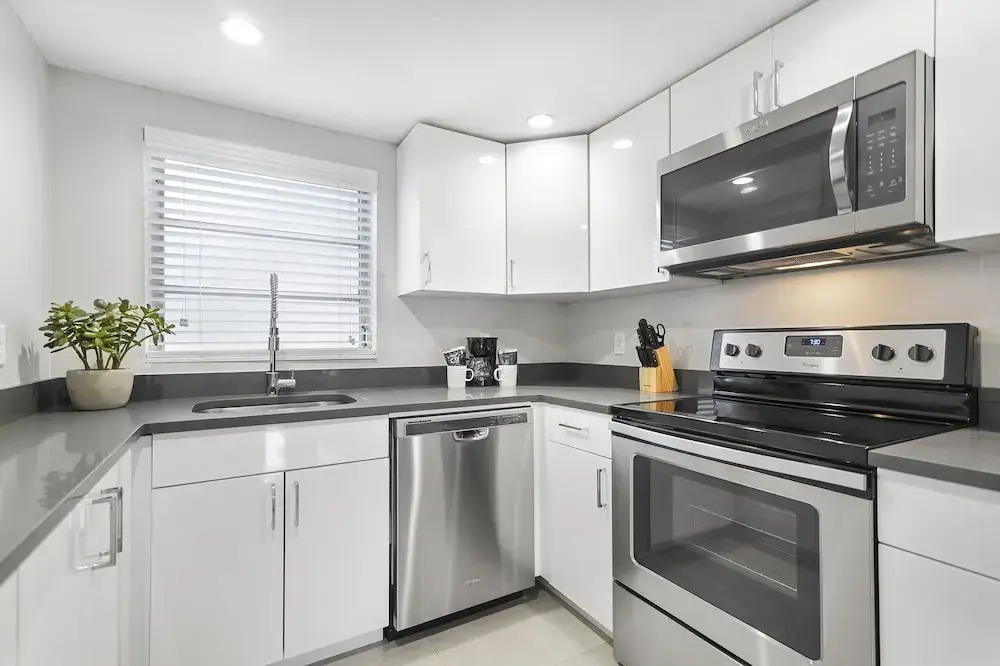 Luxury 2bd2bth apt near beach and port